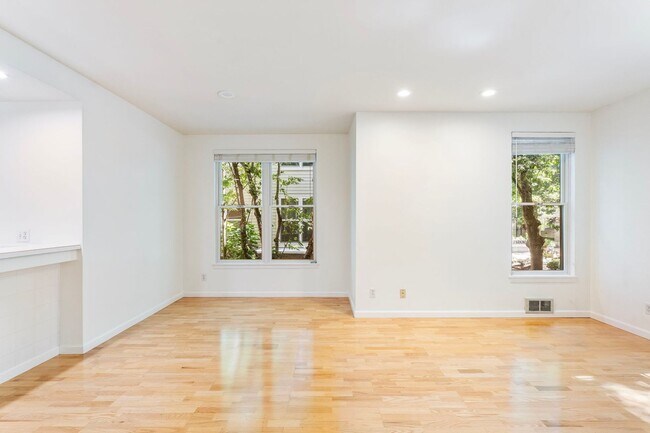 Building Photo - Riverplace Condominiums - 1 bed/1 bath corner unit w/parking/storage/balcony/fireplace