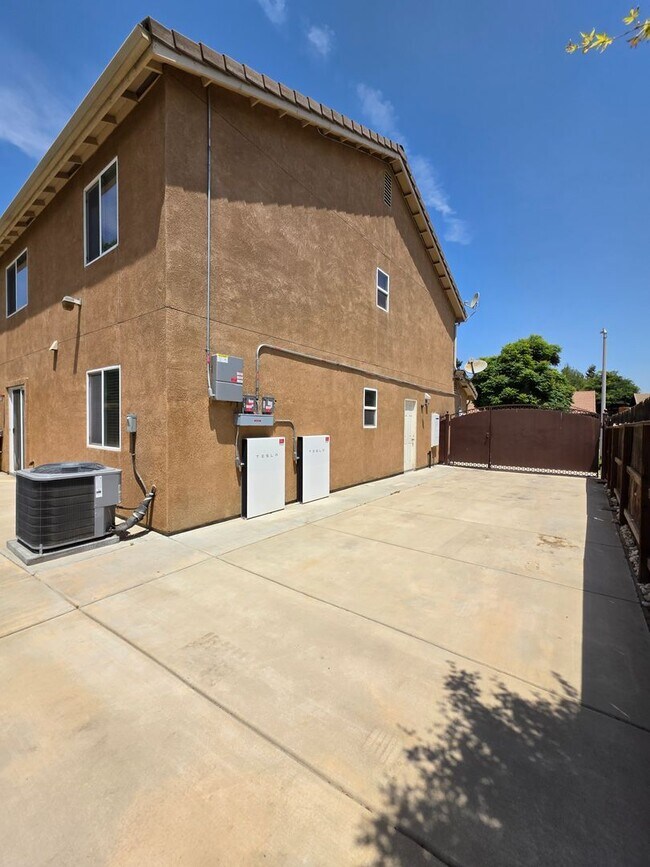 Building Photo - 4 bedroom 3 bathroom in SE Visalia!