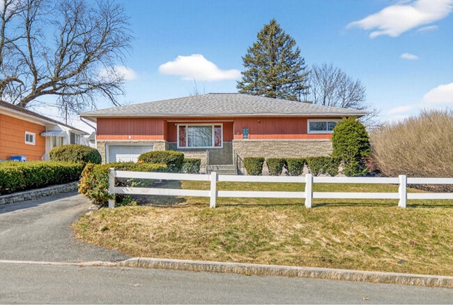 Building Photo - 44 Fullerton St