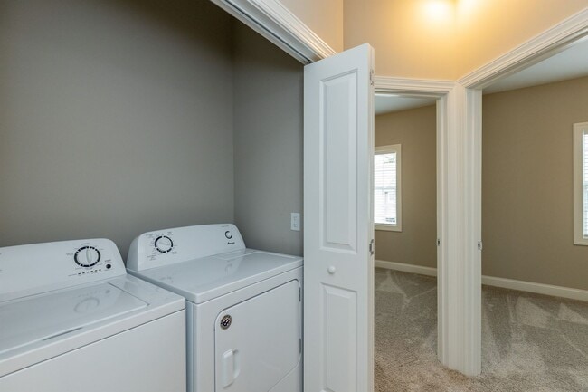 Building Photo - 3 bedroom/2.5 Bath End Unit Townhome in Ho...