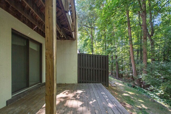Building Photo - Reston-Renovated 3 BR / 2 BA / 2 1/2 BA En...