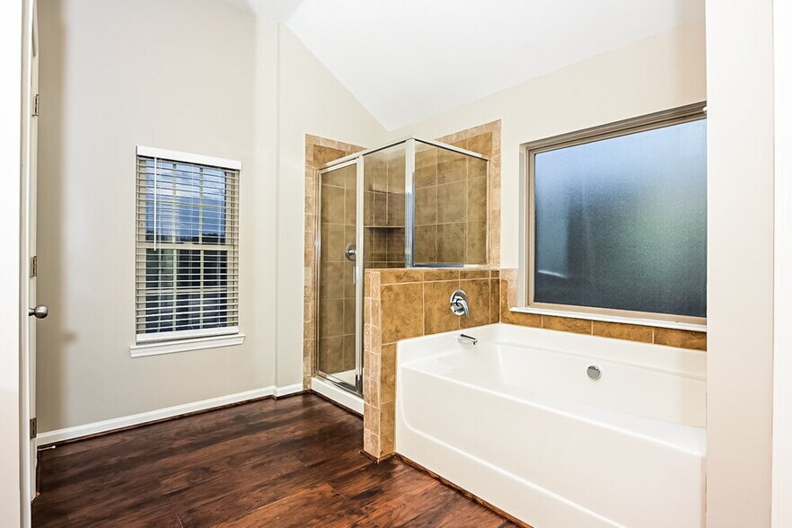 Building Photo - 559 Dahlia Dr