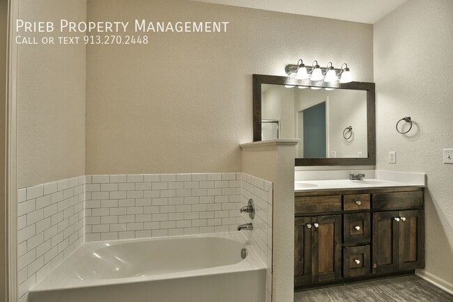 Building Photo - 443 W Apache St