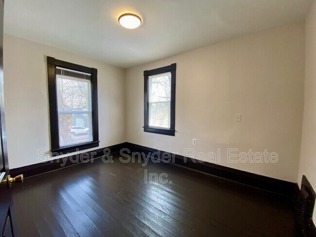 Building Photo - 390 Doyle St