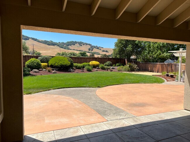 Building Photo - Beautiful Green Valley Home