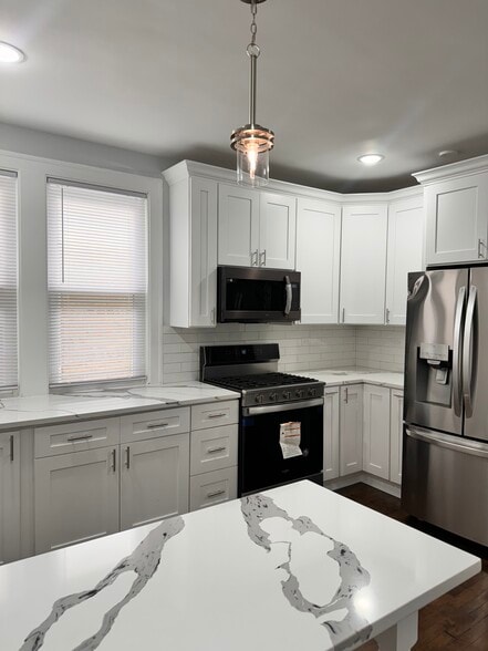 Building Photo - 2950 N Lowell Ave