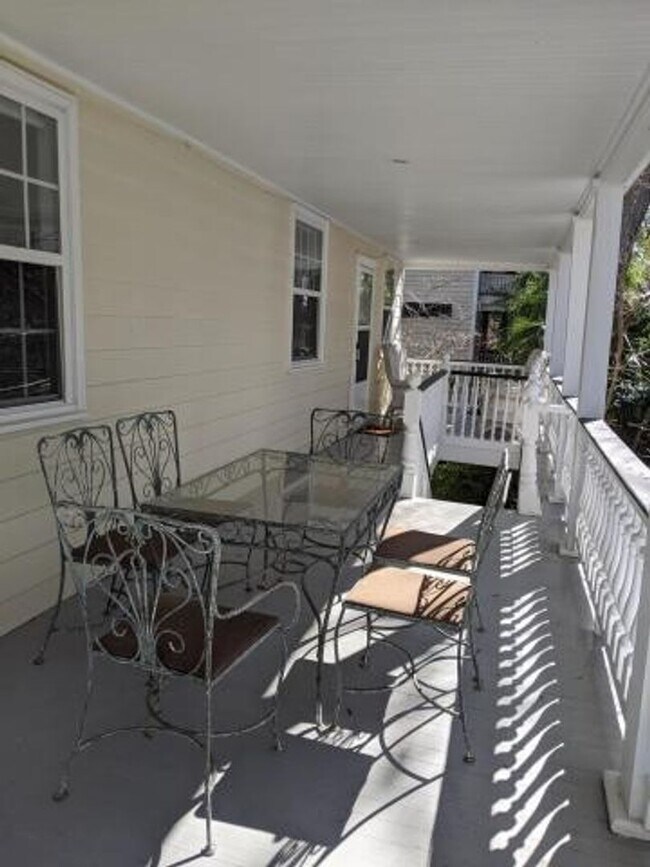 Building Photo - Beautiful 2 BR/1 BA Furnished Apartment Available in Downtown Charleston!