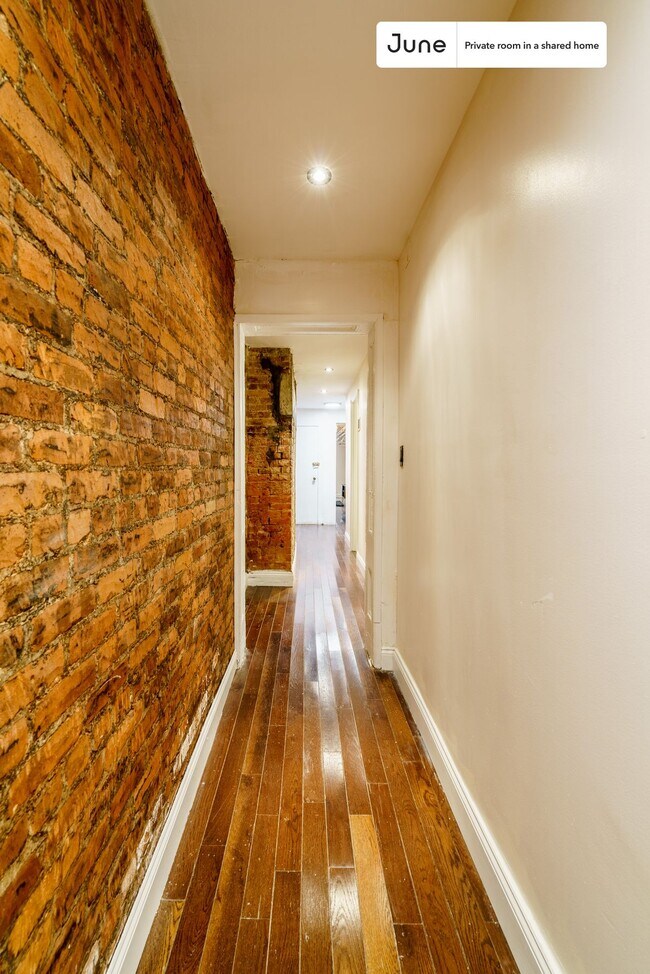 Building Photo - Private bedroom in 5 bed/1.5 bath Home