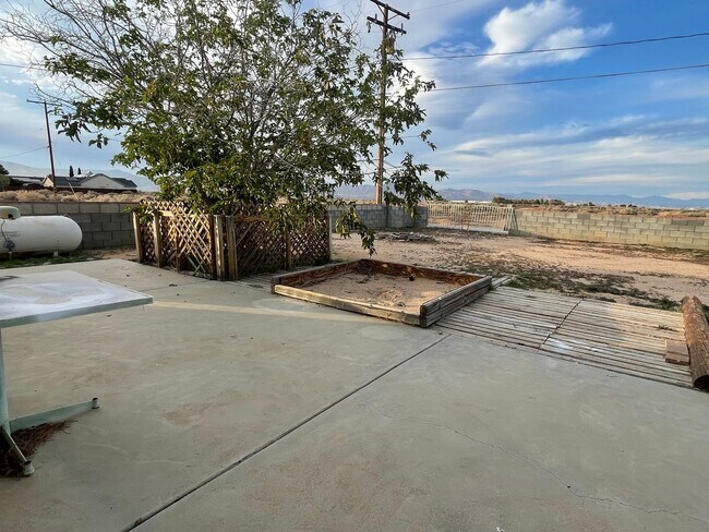 Building Photo - 3+2 READY NOW! $1,495.00