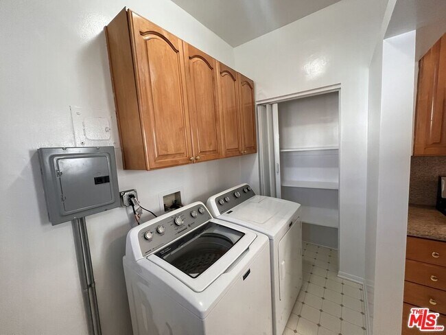 Building Photo - 1248 S La Jolla Ave