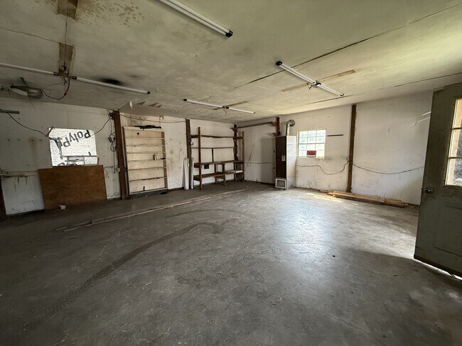 Building Photo - 690 Floyd Switch Estesburg Rd