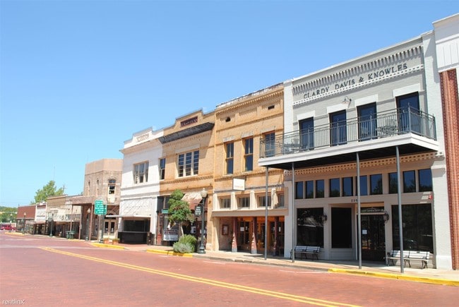 Building Photo - 2701 Logan Cir