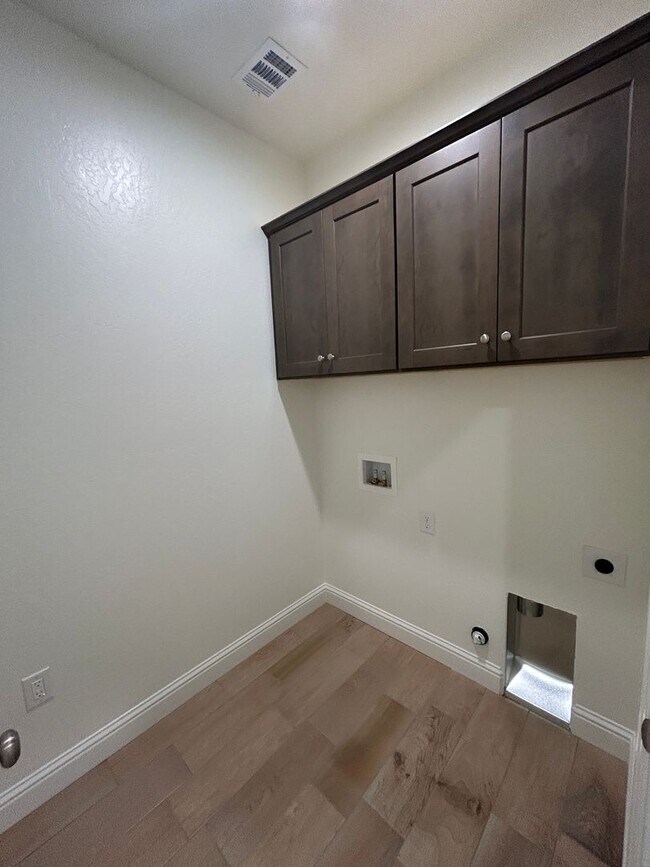 Building Photo - New, New New in Northwest Visalia!