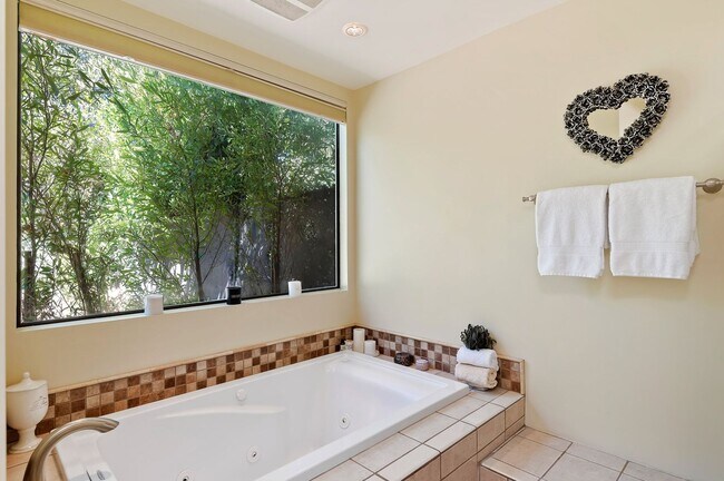 Building Photo - 525 Las Palmas Dr