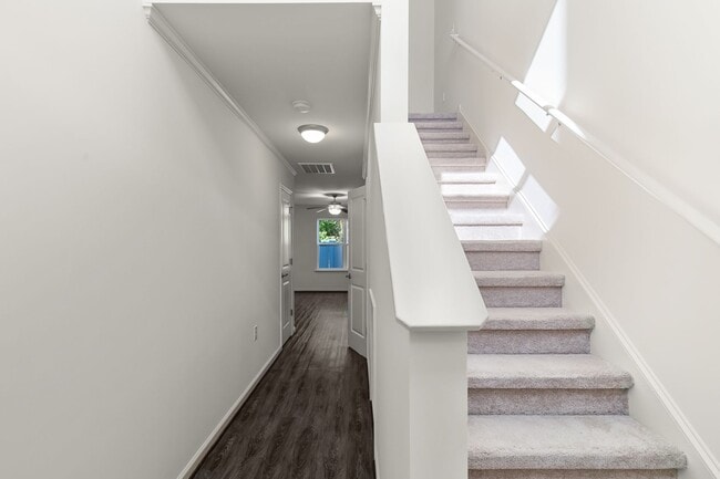 Building Photo - 2 Bed 2.5 Bath Townhome