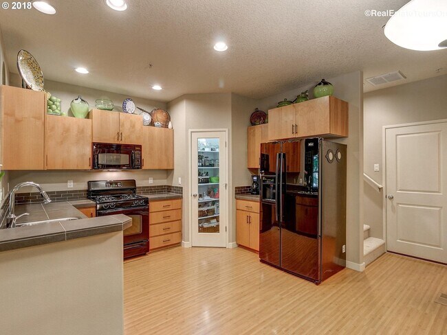 Building Photo - Amazing Location in NW Portland! Gorgeous 2 BD Townhome in Arbor Parc!