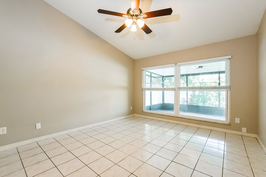 Building Photo - 619 Queensbridge Dr