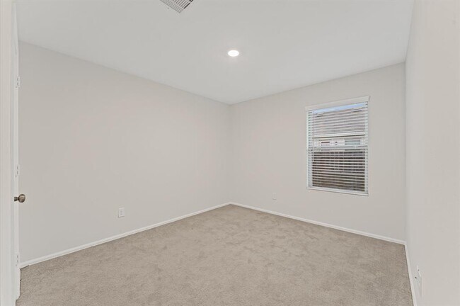 Building Photo - 347 Riverwood Village Ln