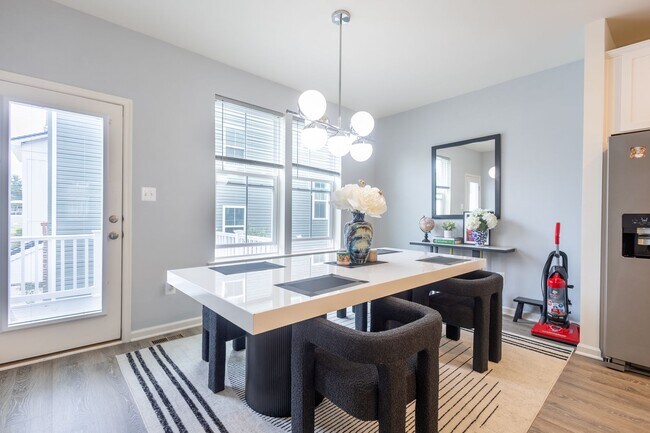 Building Photo - Stunning 3 BR/2 Full BA & 2 Half BA Townho...