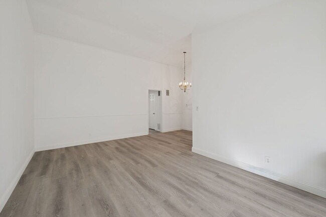 Building Photo - 333 Rexford Dr