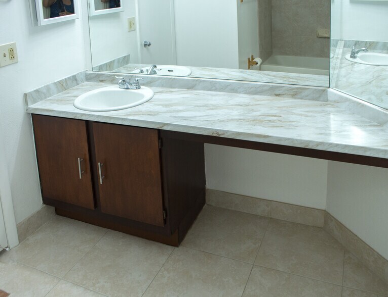 Building Photo - 2861 N Oakland Forest Dr