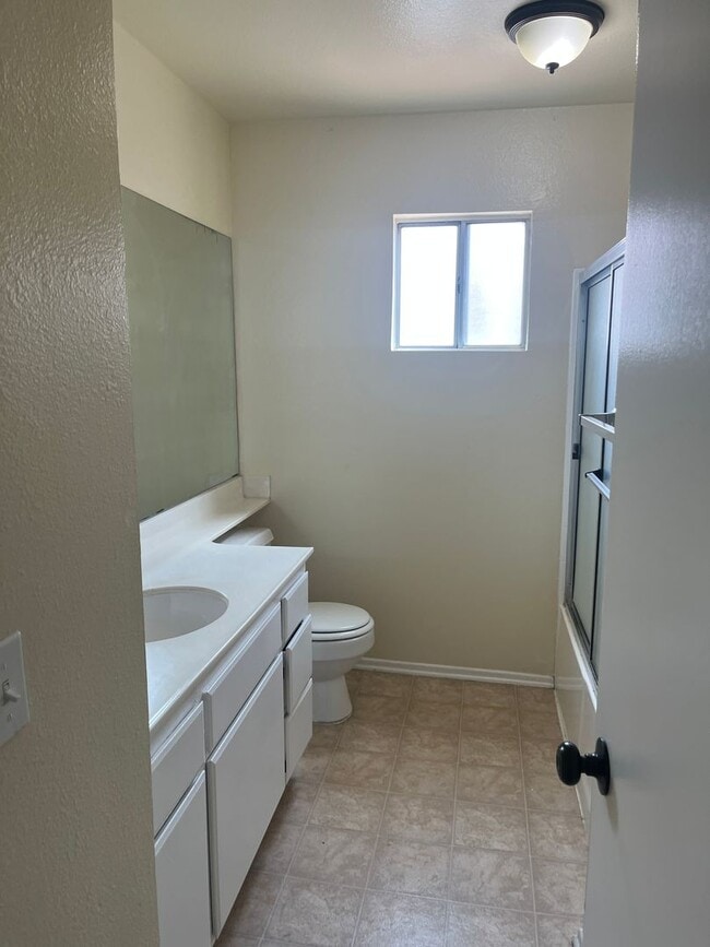 Building Photo - 2BD/ 3BTH TOWNHOUSE EAST PALMDALE