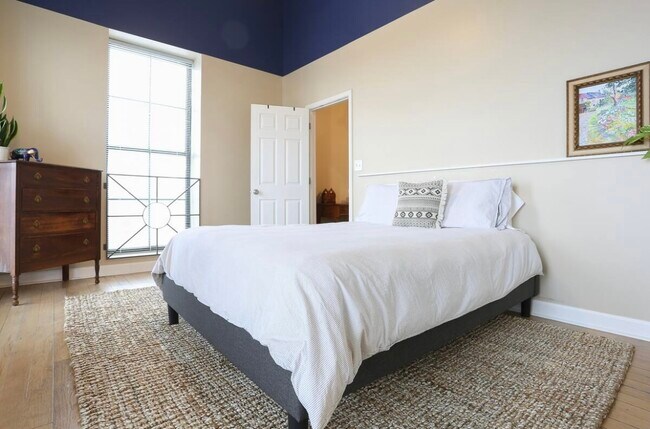bedroom with queen size bed and double closet - 903 Main St