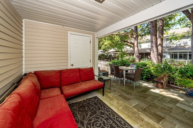 Building Photo - 7988 Shadow Oak Dr