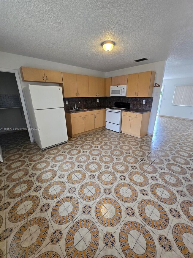 Building Photo - 8857 SW 27th St