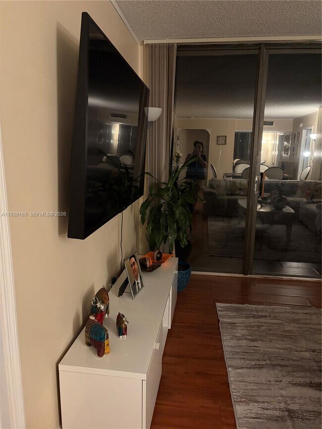 Building Photo - 3401 N Country Club Dr