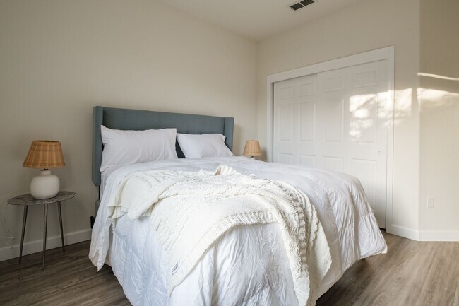 Building Photo - 4 Bedroom Fully Furnished Mid-term Rental