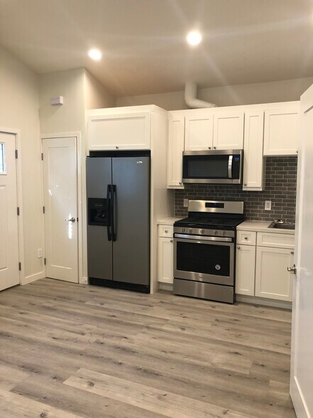 Building Photo - 6140 W 74th St