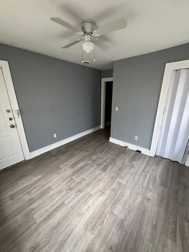 Building Photo - $0 First Month's Rent / $0 Deposit at Move-in