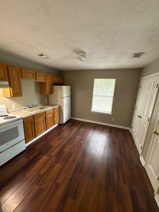 Building Photo - 352 Morton Ave