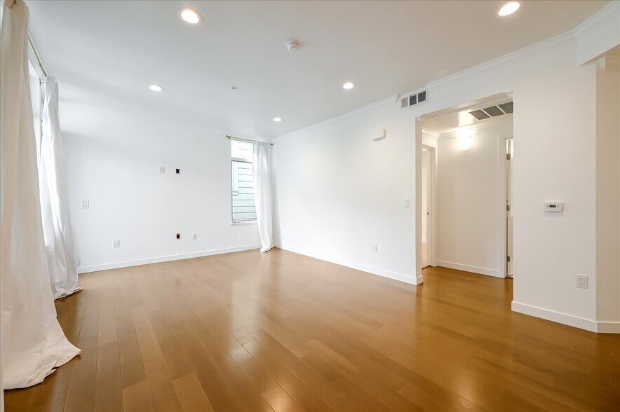 Building Photo - 2655 Bush St