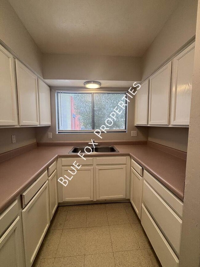 Building Photo - 110 W Delano St