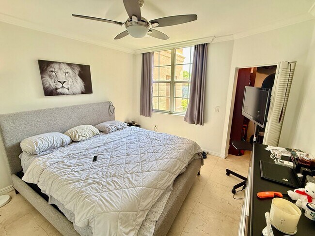 Building Photo - Spacious 1-bed, 1-bath condo is nestled in the gated waterfront community of The Yacht Club at Av...