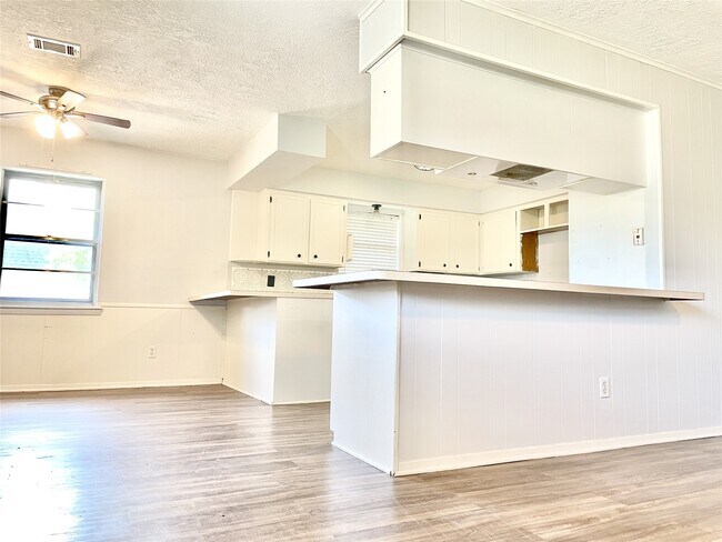 Building Photo - 811 Tori Rd
