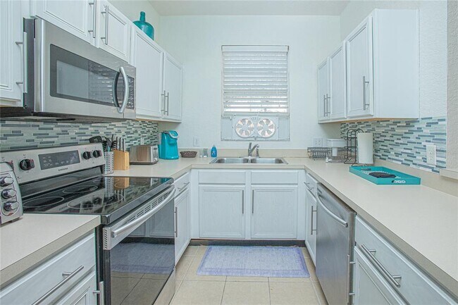 Building Photo - 121 Palermo St