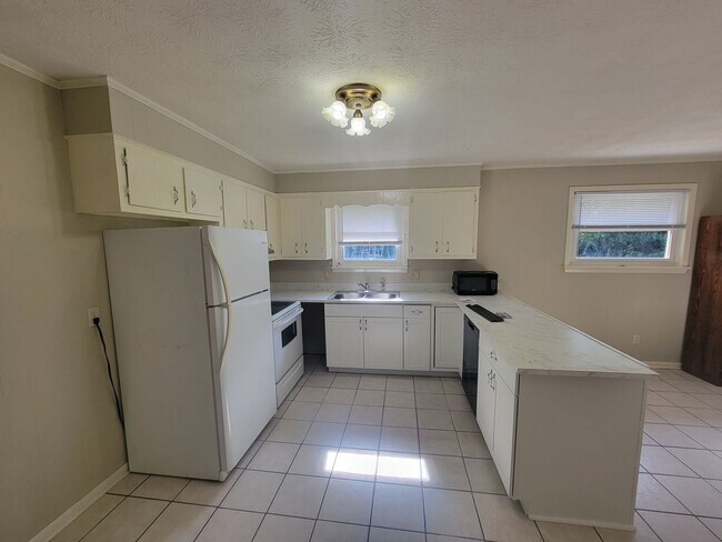 Building Photo - 225 Pecan Dr