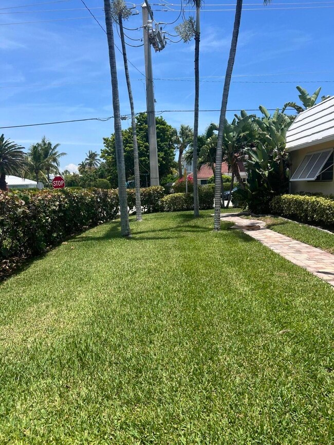 Building Photo - 900 NE 4th St