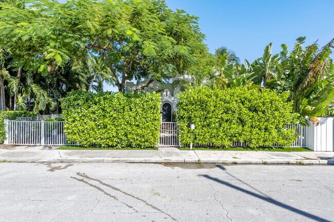 Building Photo - 715 Kaye St