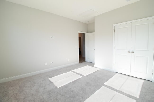 Building Photo - 426 Queenview Ln