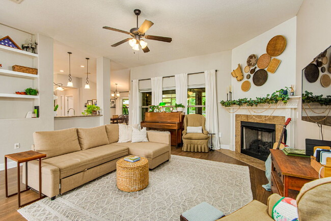 Building Photo - 5 Bed House convenient to Navarre and Hurl...