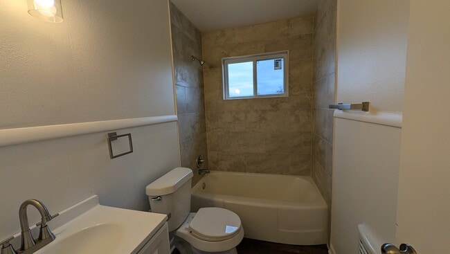 Building Photo - 1025 E Wallace St