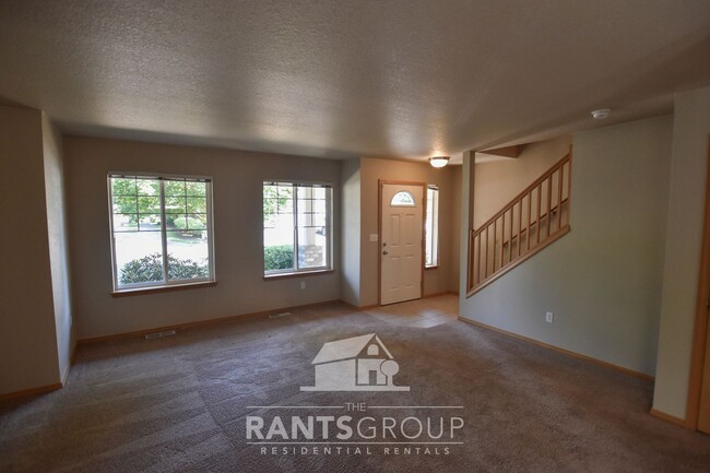 Building Photo - Easy JBLM Commute! Close to amenities!