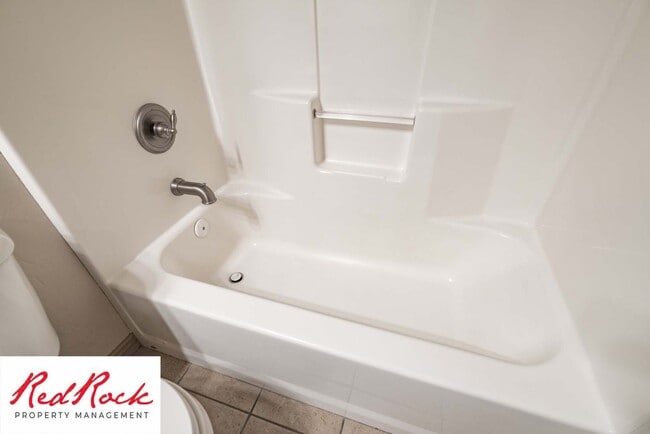 Building Photo - Beautiful 3 bedroom, 2.5 bathroom Townhome...