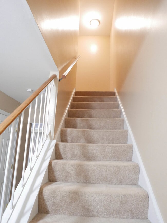 Building Photo - 1428 W Sapphire Dr