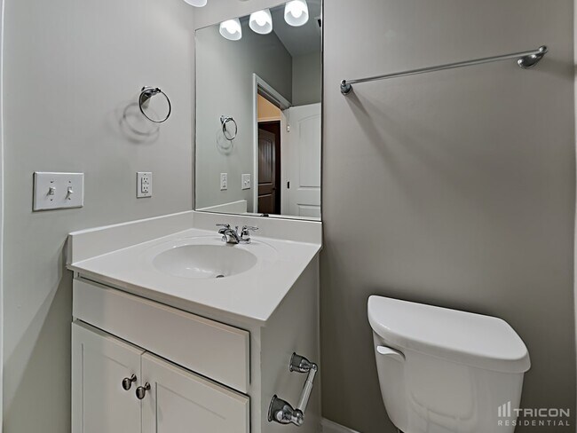 Building Photo - 832 Foxdale Dr