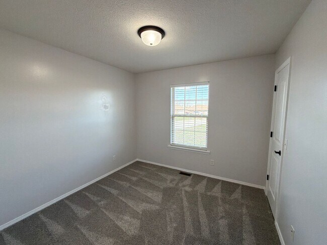 Building Photo - Your Perfect Home Awaits